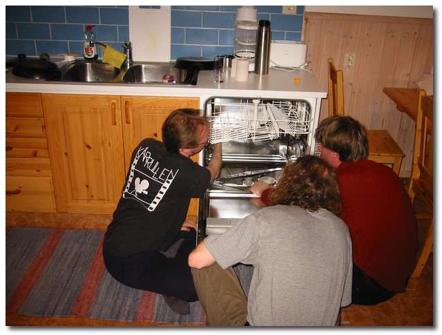 Tre teknologer lagar en diskmaskin