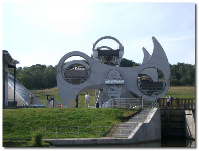 Falkirk Wheel är en roterande båthiss