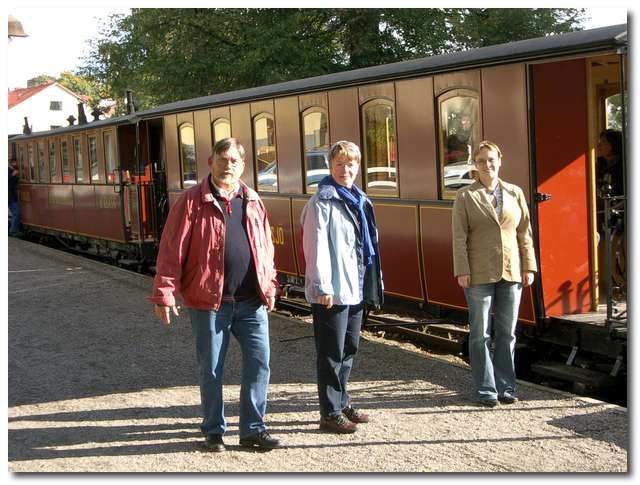 Kjell, mamma och Therése i begrepp att stiga på tåget
