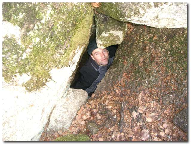 Andreas tittar ut ur en grotta